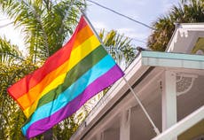 Usuario de Reddit adorna su casa con luces arco iris después de que se le prohiban enarbolar banderas LGBTQ