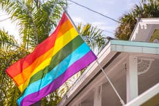 Usuario de Reddit adorna su casa con luces arco iris después de que se le prohiban enarbolar banderas LGBTQ