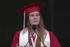 Hillary Clinton aplaude a la alumna que cambió su discurso por un grito de guerra sobre el derecho al aborto