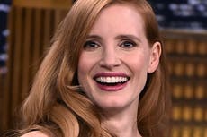 Jessica Chastain sufre una transformación radical de “cuatro horas” para una película sobre la televangelista Tammy Faye