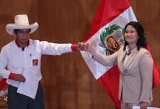 Perú elige líder entre dos extremos con el virus de fondo