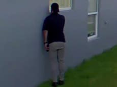 Familia captura a un asesino convicto que acecha en el patio, mirando por la ventana de la habitación de una adolescente
