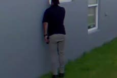 Familia captura a un asesino convicto que acecha en el patio, mirando por la ventana de la habitación de una adolescente