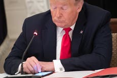 Donald Trump expulsado de Facebook por al menos dos años