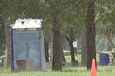 Descubren a un recién nacido muerto en un baño de Texas