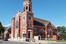 Cura de Wisconsin se rebela a obispo y se niega a dimitir