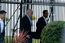 Biden recurre a Obama para promover inscripción al Obamacare
