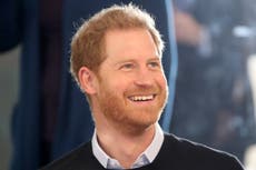 Una niña confunde al príncipe Harry en la portada de una revista con su padre, se viraliza en TikTok