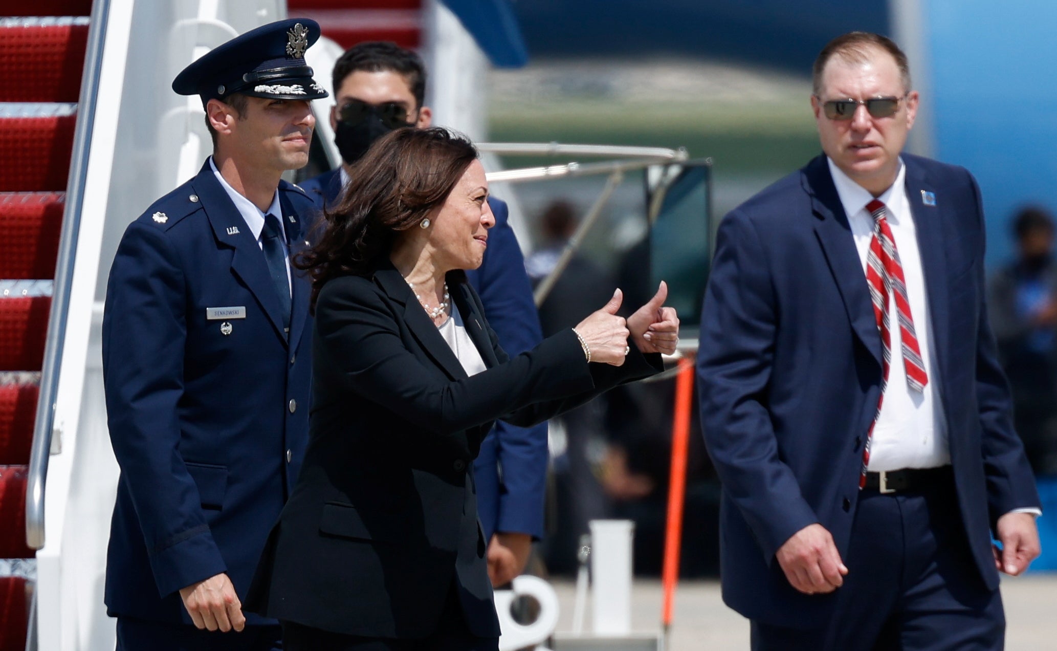 “Todos dijimos una pequeña oración”: avión de Kamala Harris se ve obligado a aterrizar