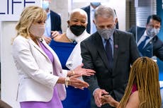 Jill Biden y Fauci visitan sitio de vacunación en Harlem