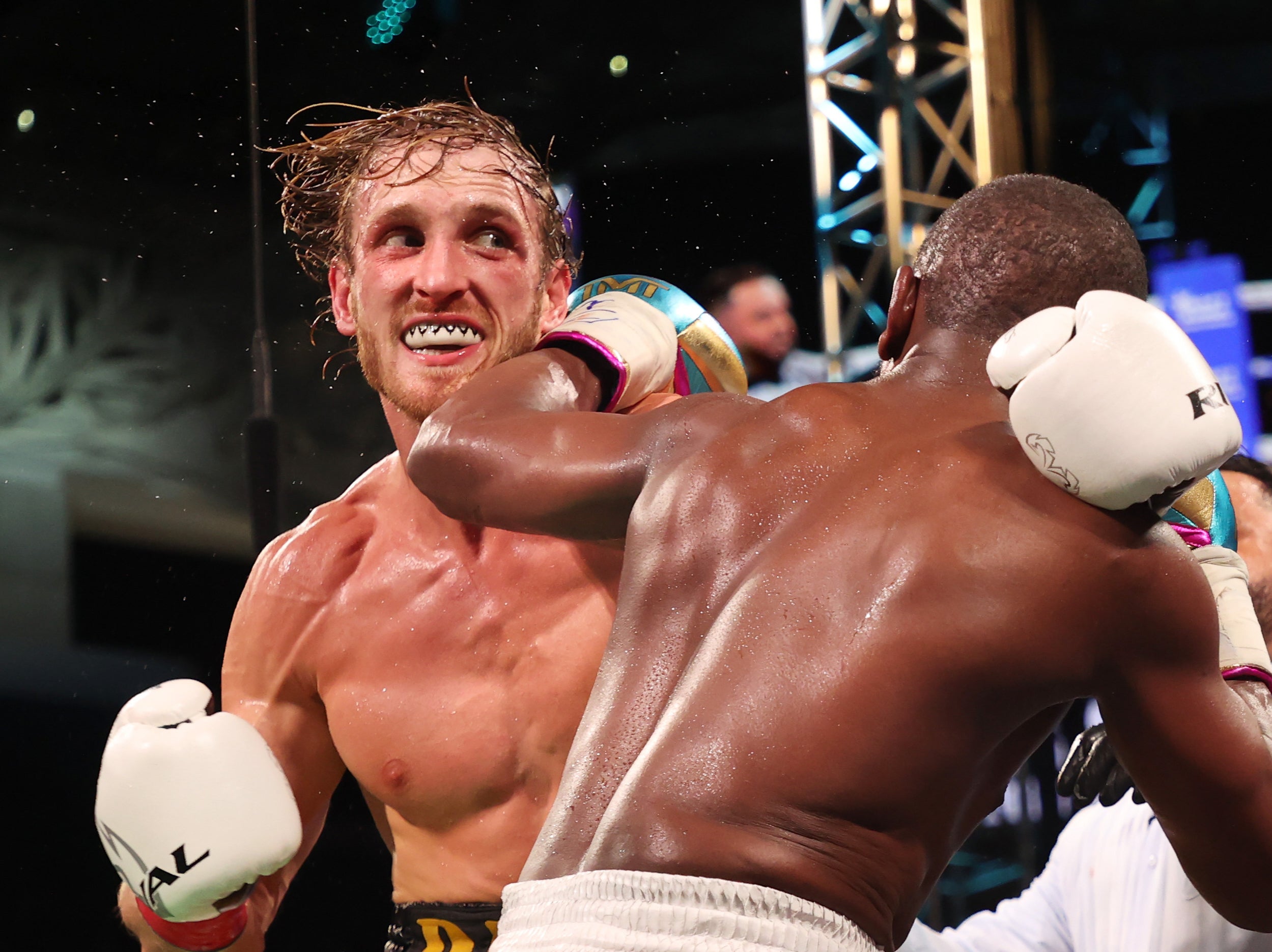 Logan Paul sobrevive a la pelea de exhibición contra Floyd Mayweather
