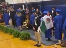 Niegan diploma a un estudiante por llevar la bandera de México a la graduación