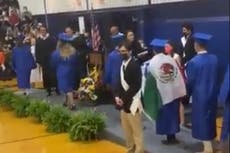 Niegan diploma a un estudiante por llevar la bandera de México a la graduación