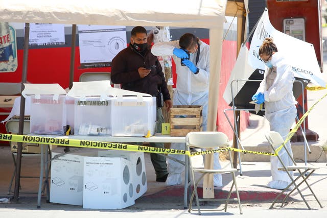 <p>Técnicos forenses trabajan en una escena en un colegio electoral donde un hombre arrojó una cabeza humana cortada, durante las elecciones de mitad de período en Tijuana, México.</p>