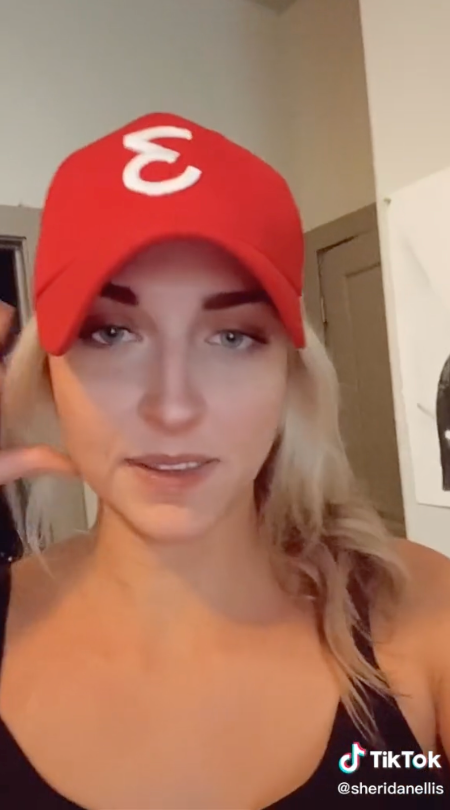 Tiktoker advierte a mujeres; le colocaron un dispositivo de rastreo en su bolso en club nocturno