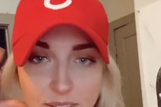 Tiktoker advierte a mujeres; le colocaron un dispositivo de rastreo en su bolso en club nocturno