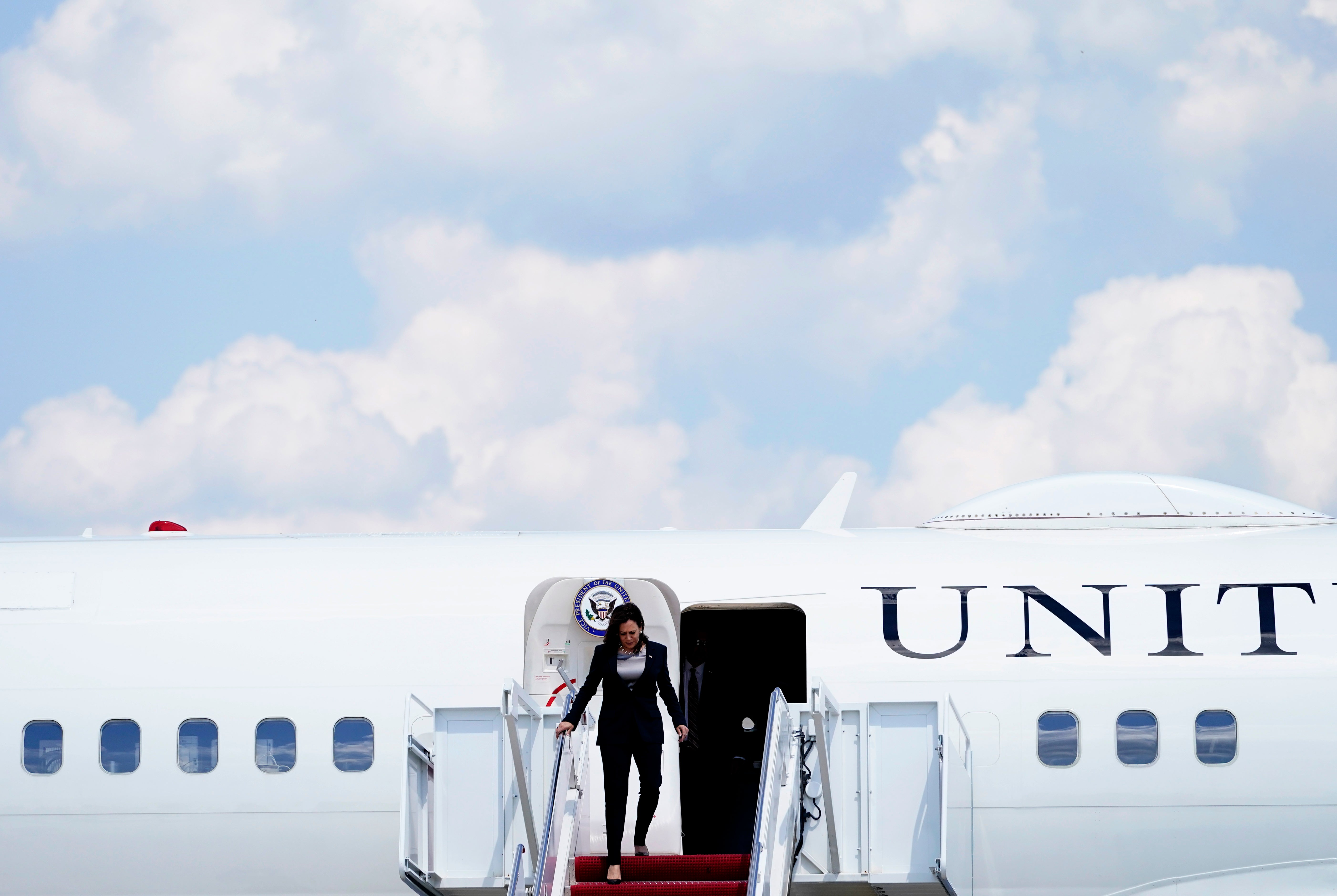La vicepresidenta Kamala Harris sale del Air Force Two después de que problemas técnicos forzaron a la nave a tornar a la Andrews Air Force Base el 6 de junio de 2021.