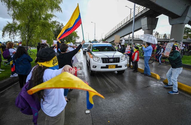 <p>Las personas salieron a las calles de Bogotá para recibir a la comitiva de la CIDH</p>