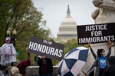 La Corte Suprema bloquea los ‘green cards’ de miles de inmigrantes con protección humanitaria