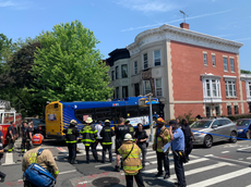 Más de una docena de heridos tras estrellarse un autobús urbano contra una vivienda de Brooklyn