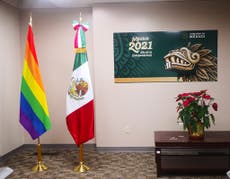 Consulado de México en Utah erige bandera arco iris dentro del marco del Mes del Orgullo LGBTQIA