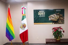 Consulado de México en Utah erige bandera arco iris dentro del marco del Mes del Orgullo LGBTQIA