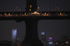 Neoyorquinos hartos se unen para empujar auto que bloqueaba el puente de Manhattan