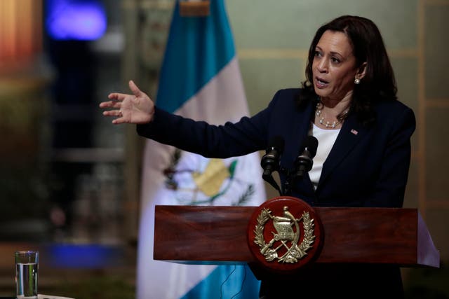 <p>La vicepresidenta Kamala Harris ofrece un discurso durante una conferencia de prensa en el Palacio Nacional en la Ciudad de Guatemala, el lunes 7 de junio de 2021</p>