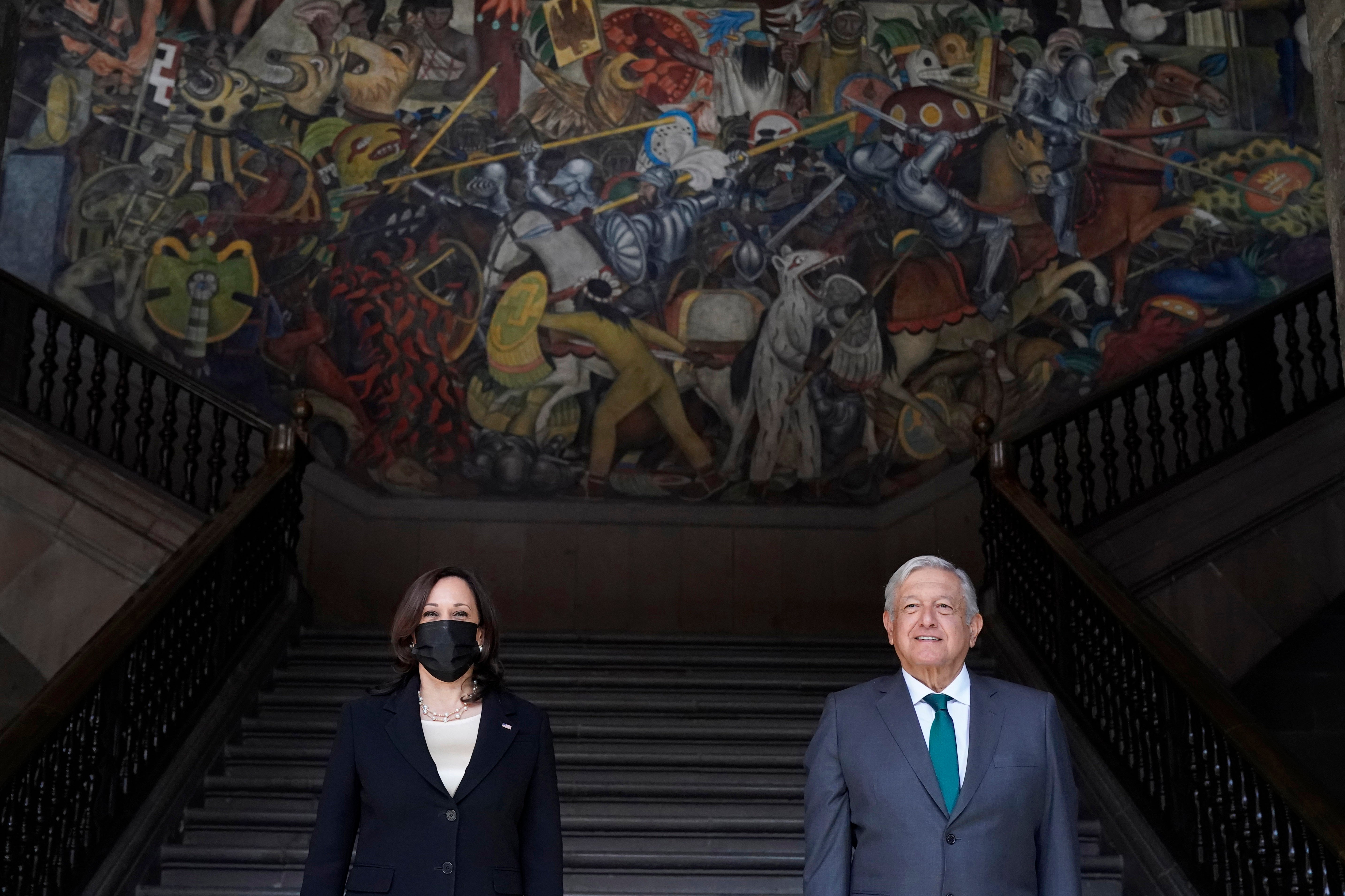 <p>La vicepresidenta de EE.UU. Kamala Harris posa para una foto con el presidente de México, Andrés Manuel López Obrador, el martes 8 de junio de 2021 en el Palacio Nacional de la Ciudad de México.</p>