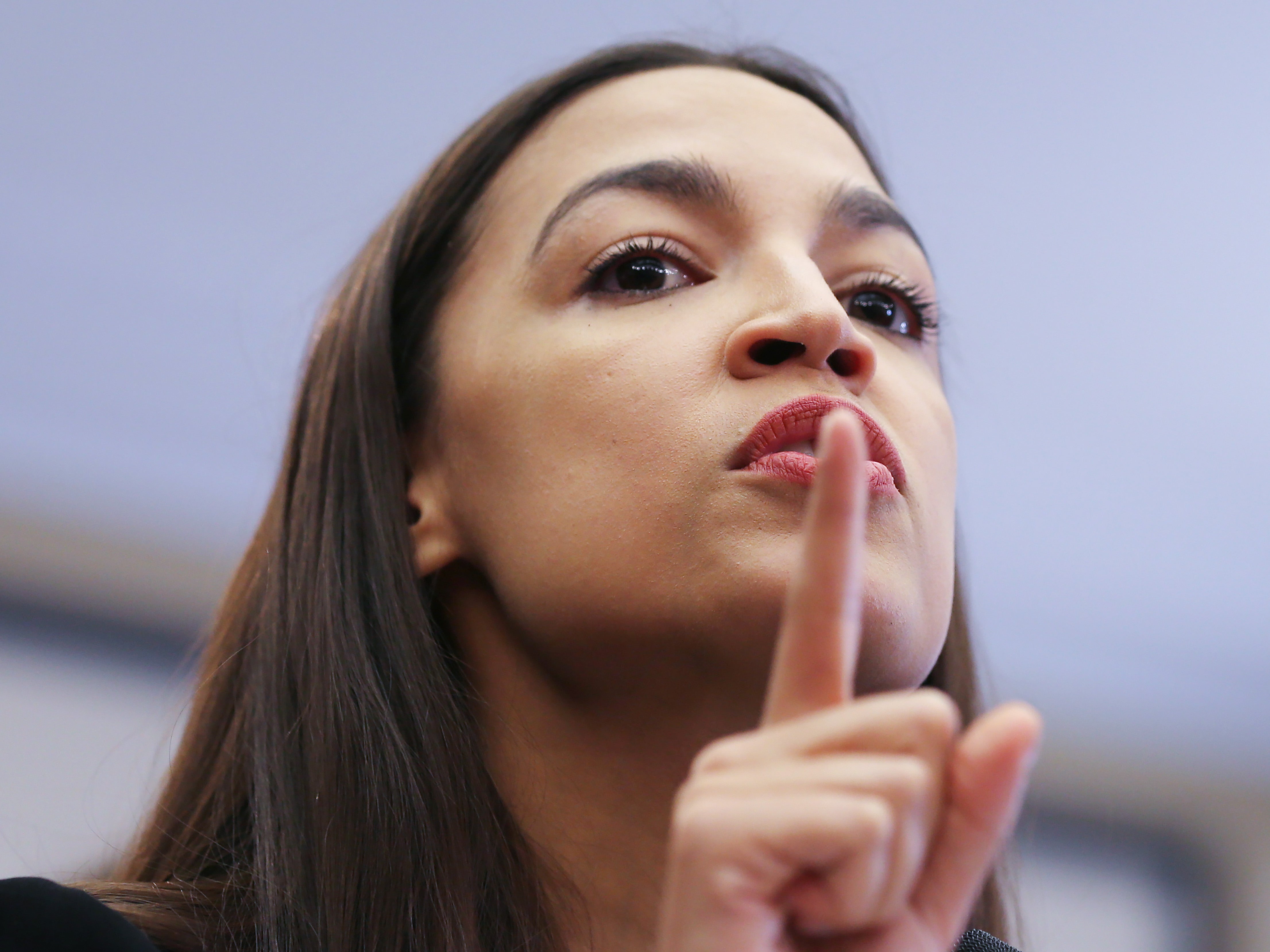 AOC califica a Kamala Harris de “decepcionante” por decirle a los inmigrantes: “No vengan”