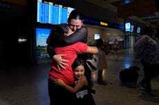 "¡Esa es mi hija!", dice mujer al ver niña migrante en la TV
