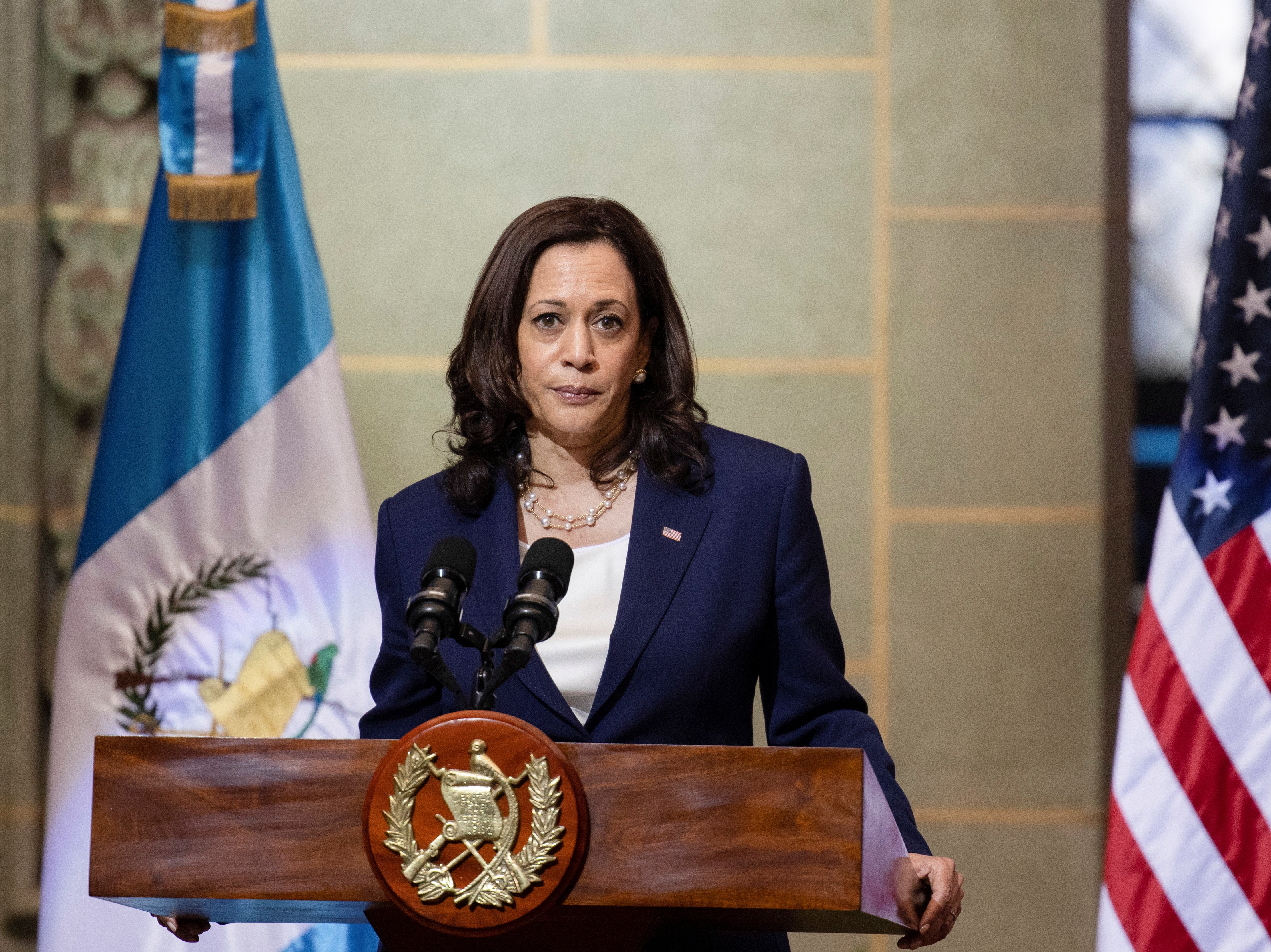 Kamala Harris contraataca a AOC por las críticas a la frontera de Estados Unidos