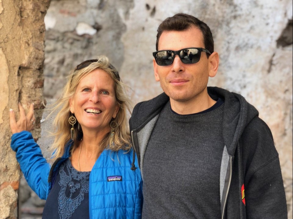 Un hijo narra el descenso de su madre al mundo de QAnon en nuevo cortometraje