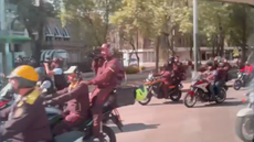 Video muestra caravana de periodistas siguiendo a Kamala Harris en la Ciudad de México