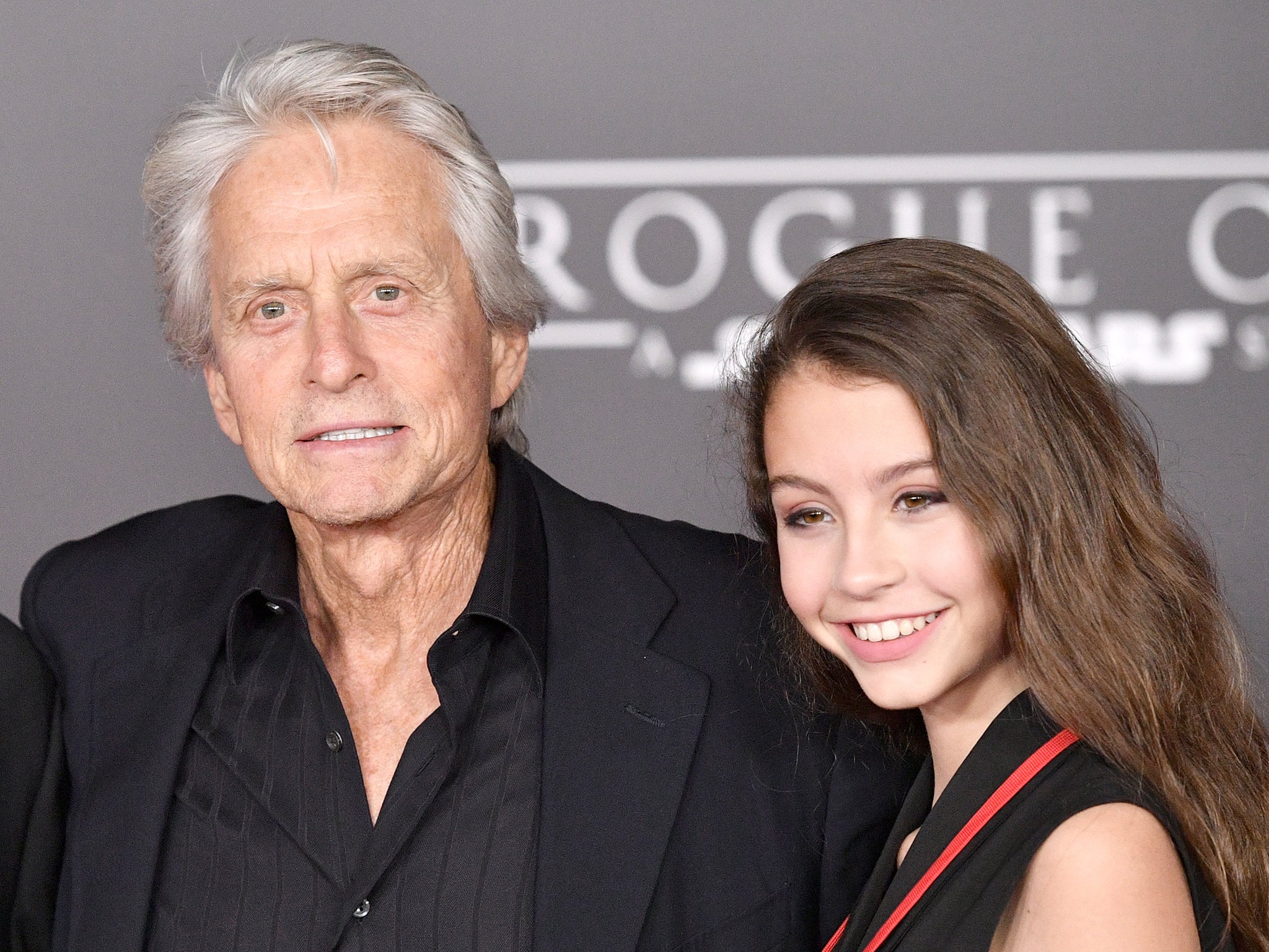 Michael Douglas, de 76 años, fue confundido con el abuelo de su hija de 18 años en su graduación