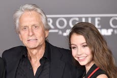 Michael Douglas, de 76 años, fue confundido con el abuelo de su hija de 18 años en su graduación