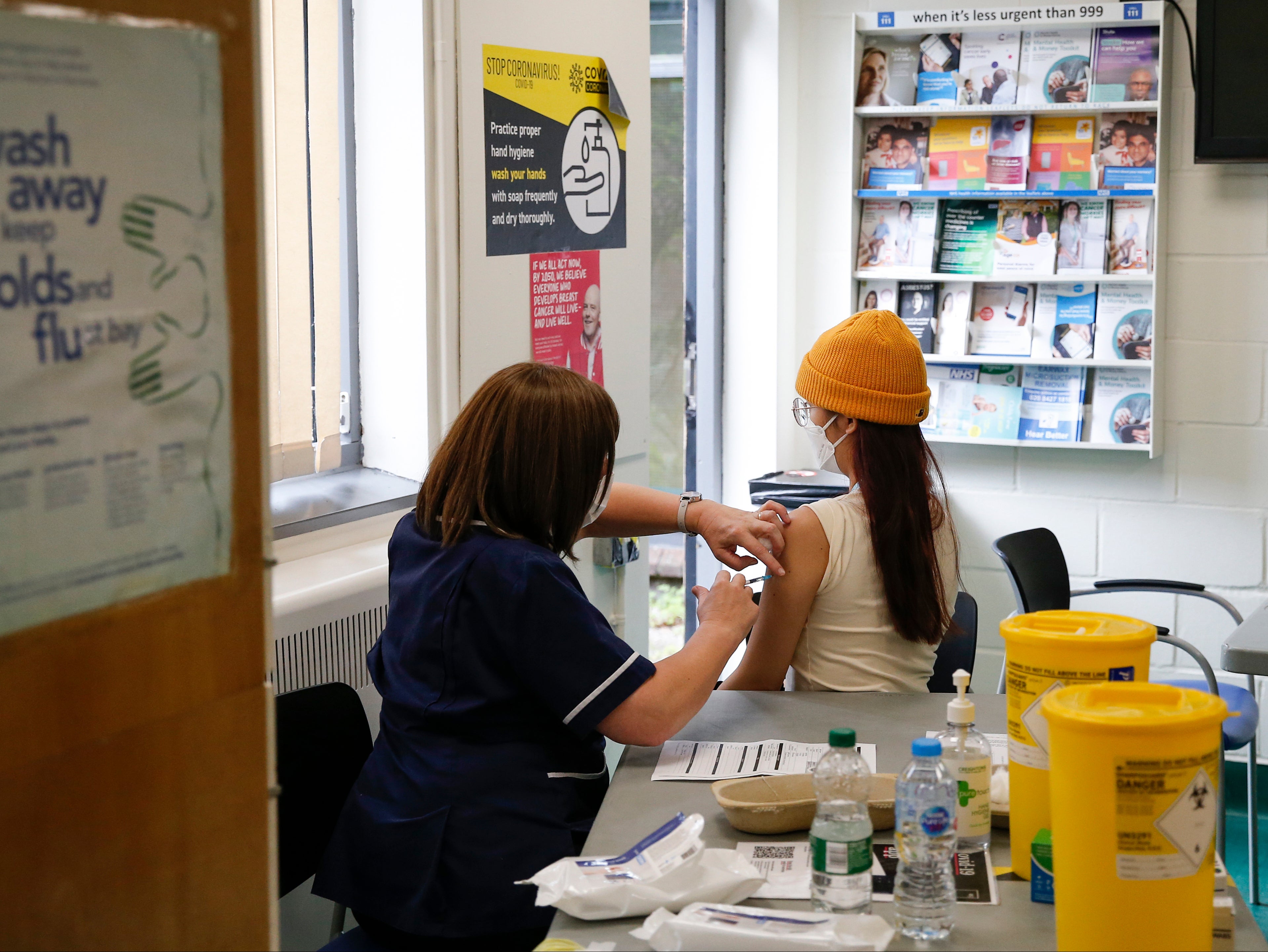 Vacunas covid parecen haber “roto el vínculo” entre infecciones, hospitalizaciones y muertes