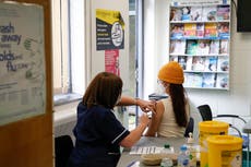 Vacunas covid parecen haber “roto el vínculo” entre infecciones, hospitalizaciones y muertes