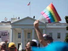 Acaba en violencia reunión de junta escolar de Virginia por las nuevas políticas transgénero