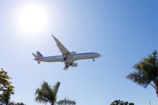 CEO de American Airlines acude a boda de azafata tras conversación sobre el racismo