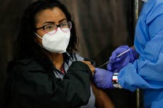 Panamá comienza a vacunar a mujeres jóvenes con AstraZeneca