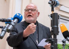 El papa rechaza renuncia de cardenal alemán, pide reformas