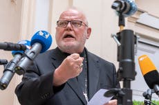El papa rechaza renuncia de cardenal alemán, pide reformas