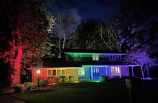 Pareja gay ilumina su casa con luces arco iris después de que les prohibieran enarbolar la bandera del Orgullo