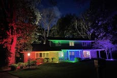 Pareja gay ilumina su casa con luces arco iris después de que les prohibieran enarbolar la bandera del Orgullo