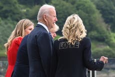 Jill Biden parece hacer una crítica a Melania Trump al usar una chaqueta “Love” en el G7