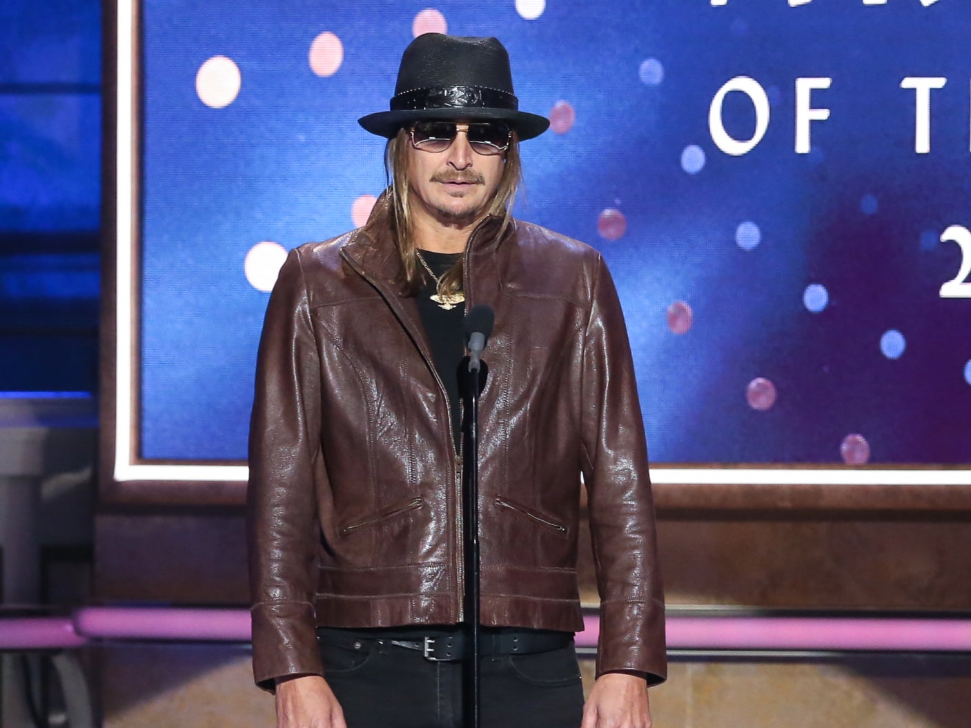 Kid Rock usa un insulto homofóbico mientras aborda el uso anterior del mismo insulto
