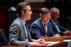 Matt Gaetz, aún bajo investigación, interroga al director del FBI sobre conspiraciones de covid