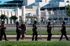 Oficial de policía de Kentucky acusado de golpear a manifestante arrodillado durante la demostración de Breonna Taylor
