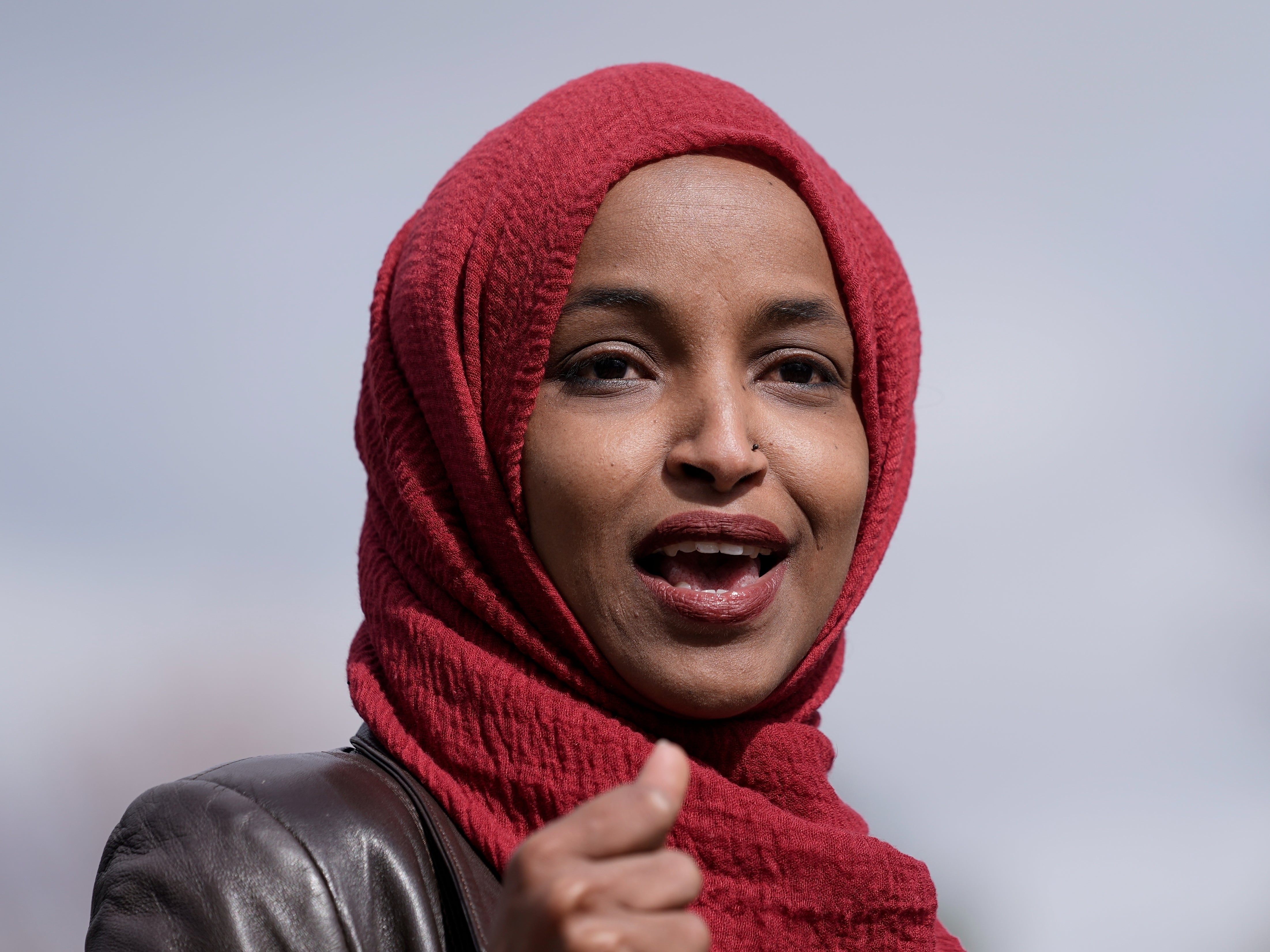 Ilhan Omar afirma que los judíos demócratas la “acosan” mientras la disputa pública sobre Israel divide al partido